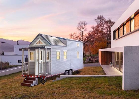 Σύγχρονο Prefab μικροσκοπικό σπίτι πλαισίων χάλυβα στις ρόδες: Προσιτά κατασκευασμένα σπίτια