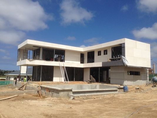 4 υπνοδωμάτια, μοντέρνο, 2 ορόφους, ελαφρύ σιδηροδρομικό κτίριο.